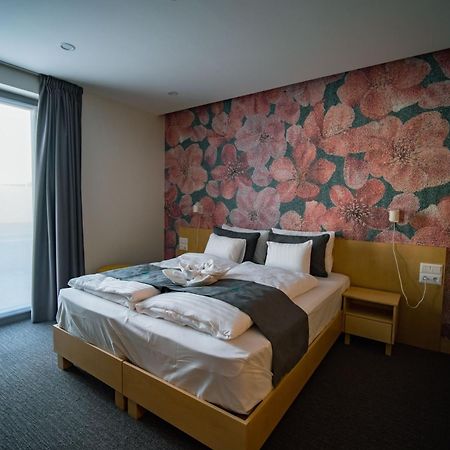 Eleven Business & Sport Hotel Jaszarokszallas Ngoại thất bức ảnh