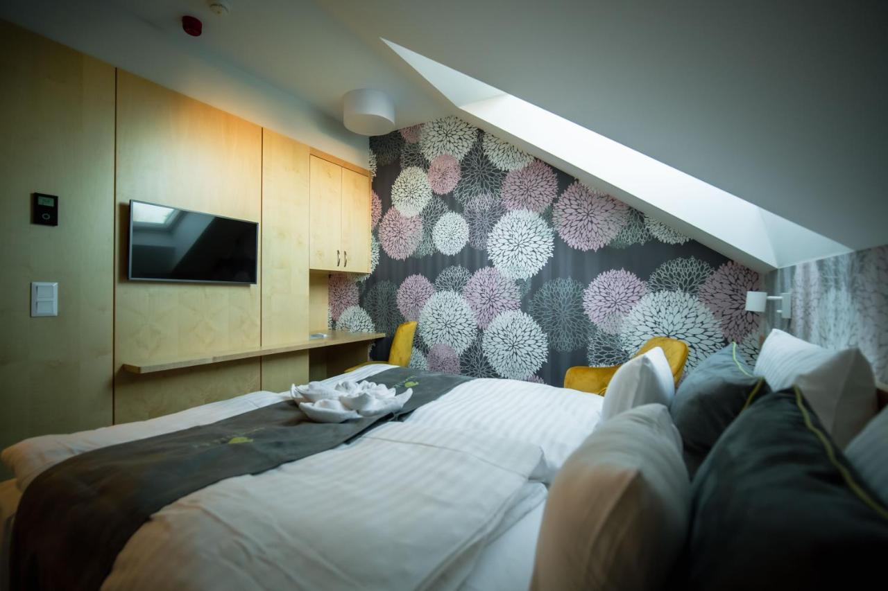 Eleven Business & Sport Hotel Jaszarokszallas Ngoại thất bức ảnh