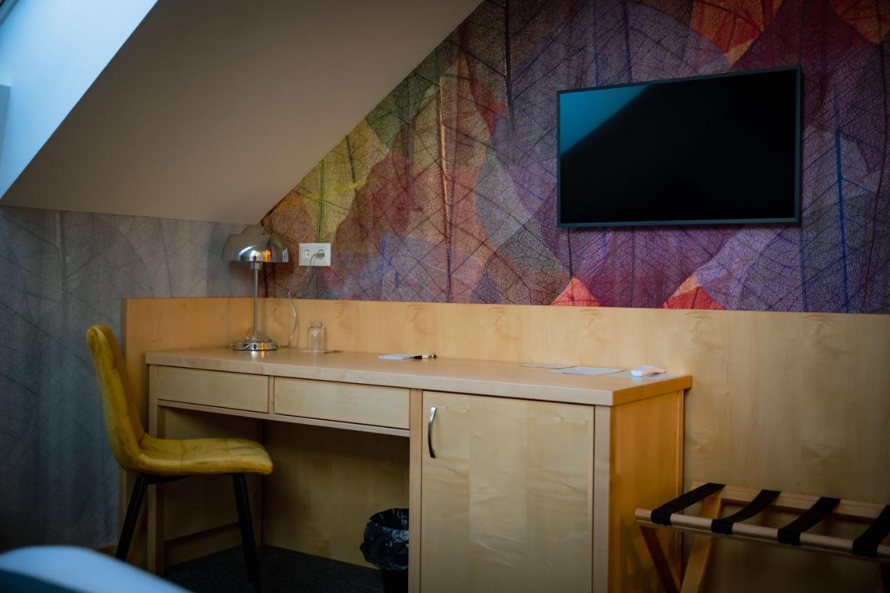 Eleven Business & Sport Hotel Jaszarokszallas Ngoại thất bức ảnh