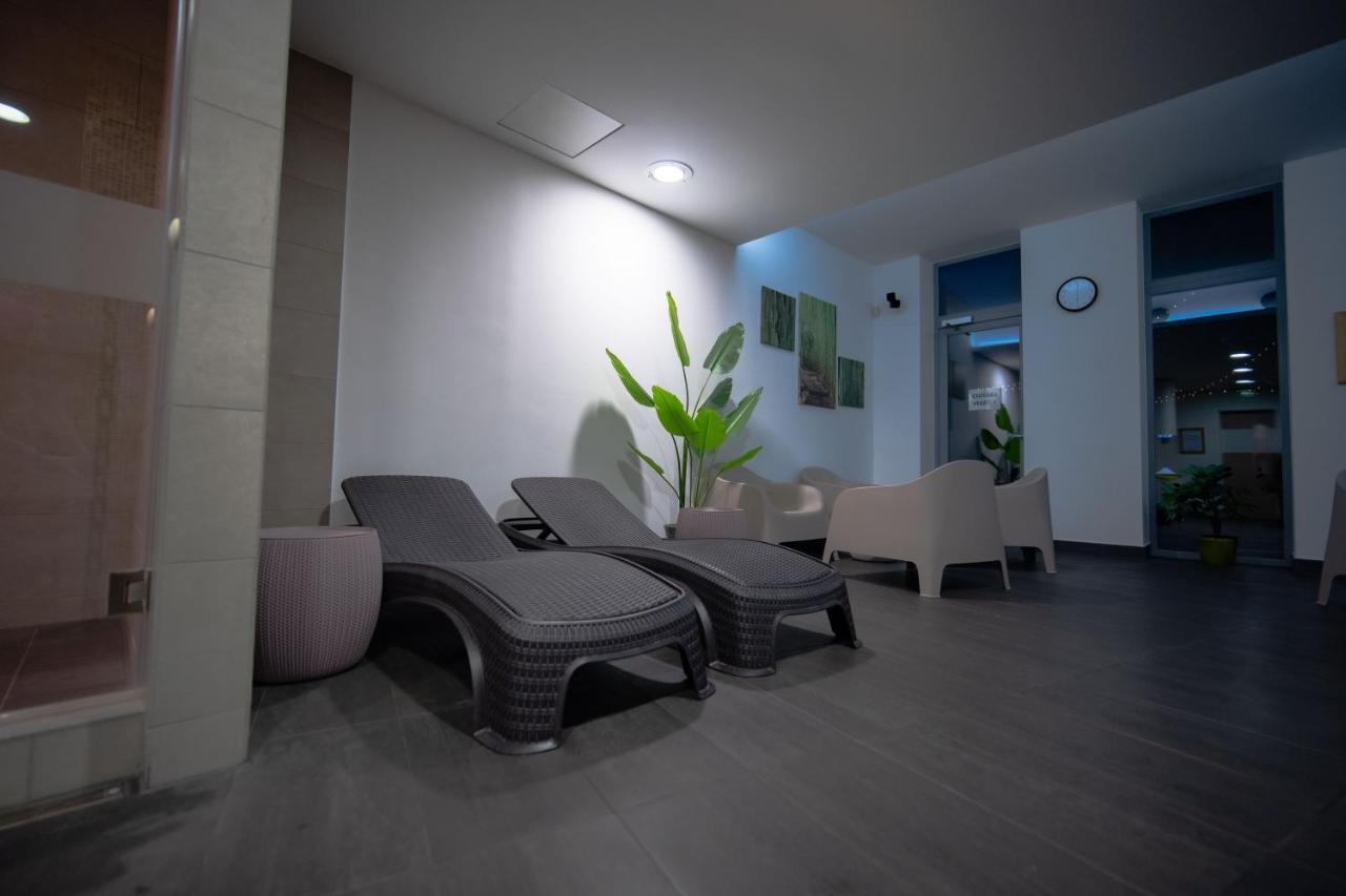 Eleven Business & Sport Hotel Jaszarokszallas Ngoại thất bức ảnh