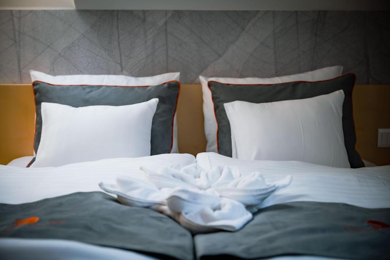 Eleven Business & Sport Hotel Jaszarokszallas Ngoại thất bức ảnh
