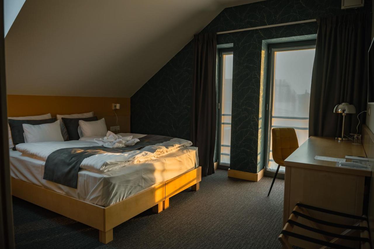 Eleven Business & Sport Hotel Jaszarokszallas Ngoại thất bức ảnh