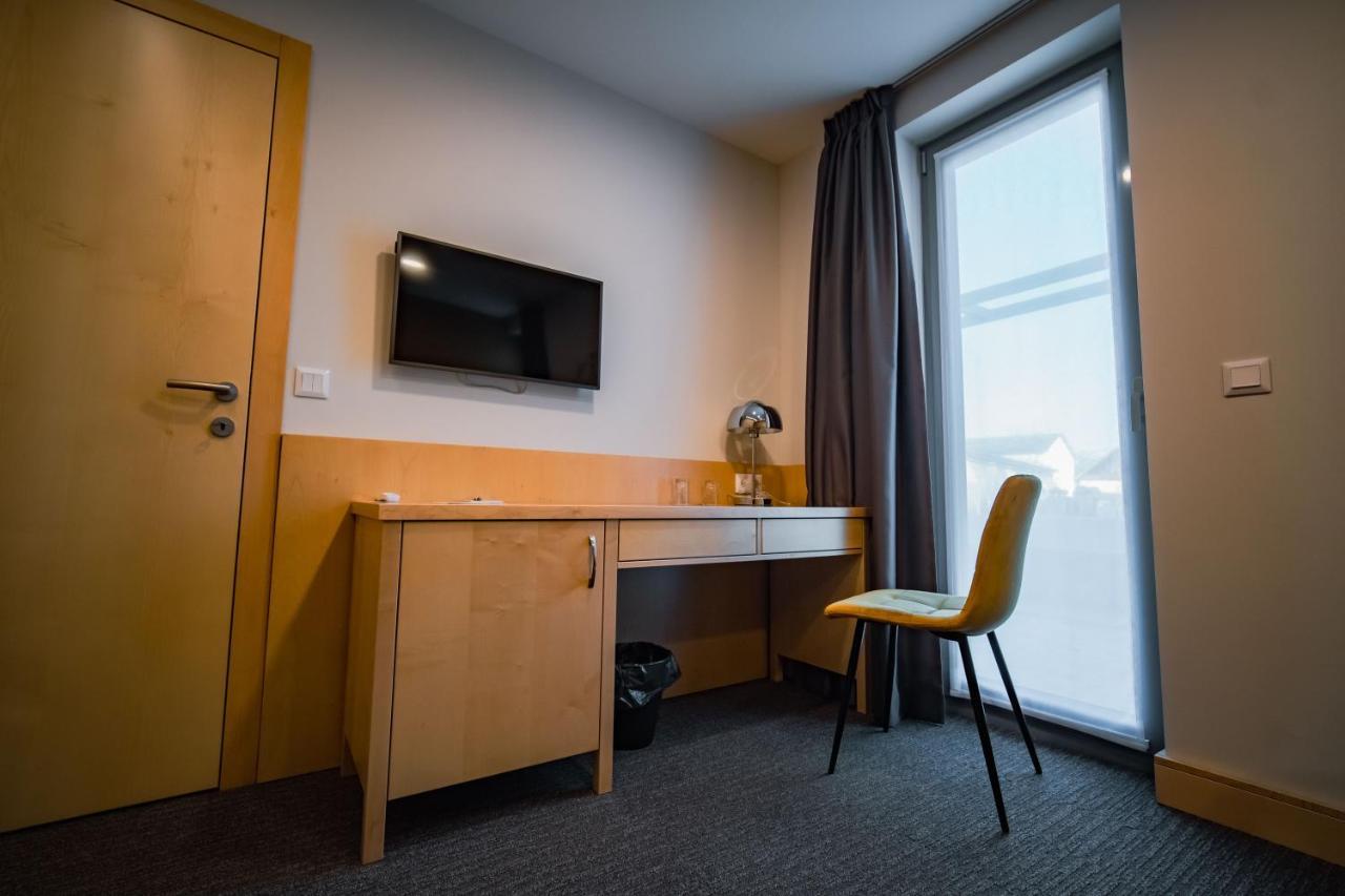 Eleven Business & Sport Hotel Jaszarokszallas Ngoại thất bức ảnh