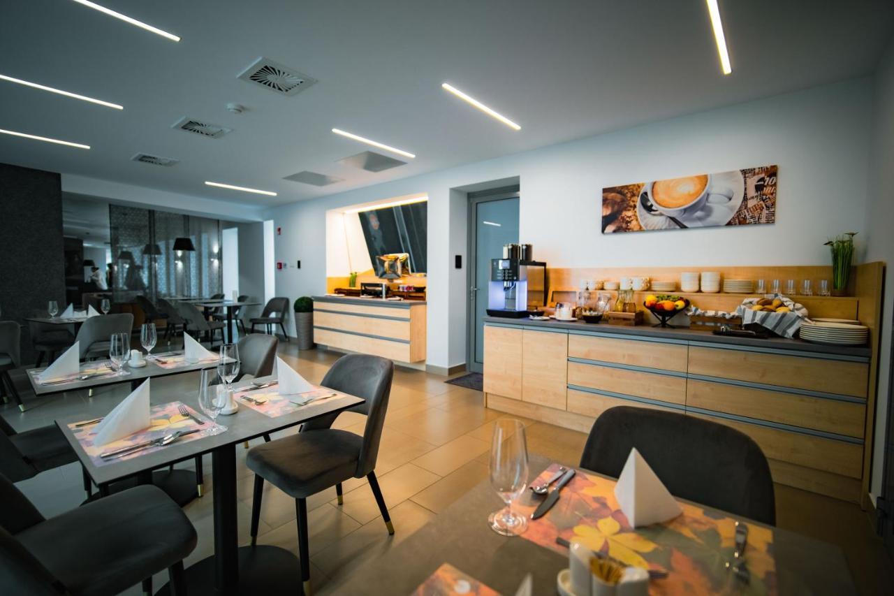 Eleven Business & Sport Hotel Jaszarokszallas Ngoại thất bức ảnh