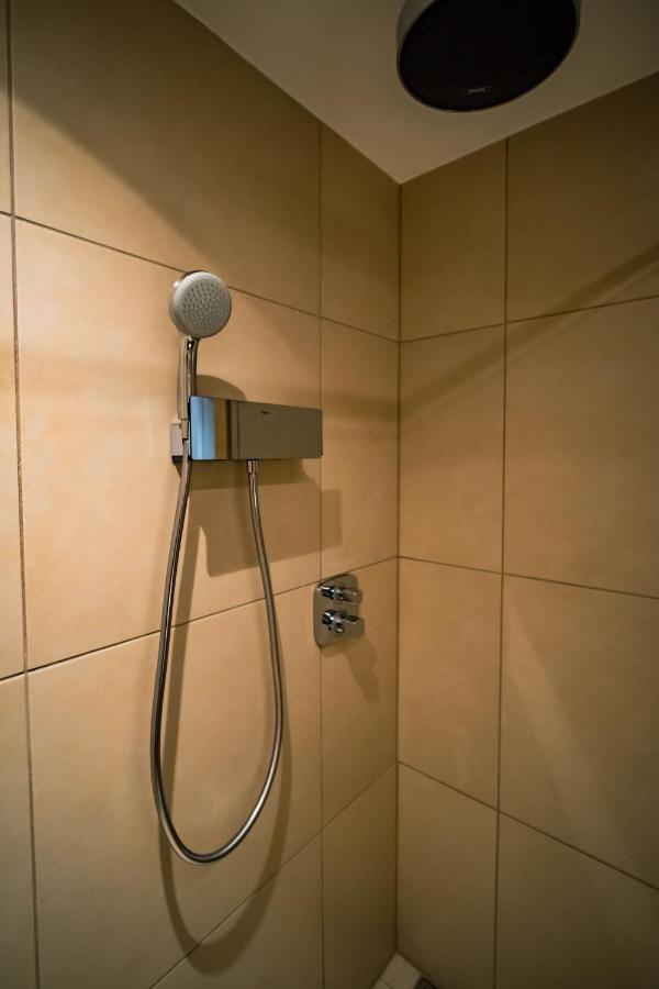 Eleven Business & Sport Hotel Jaszarokszallas Ngoại thất bức ảnh