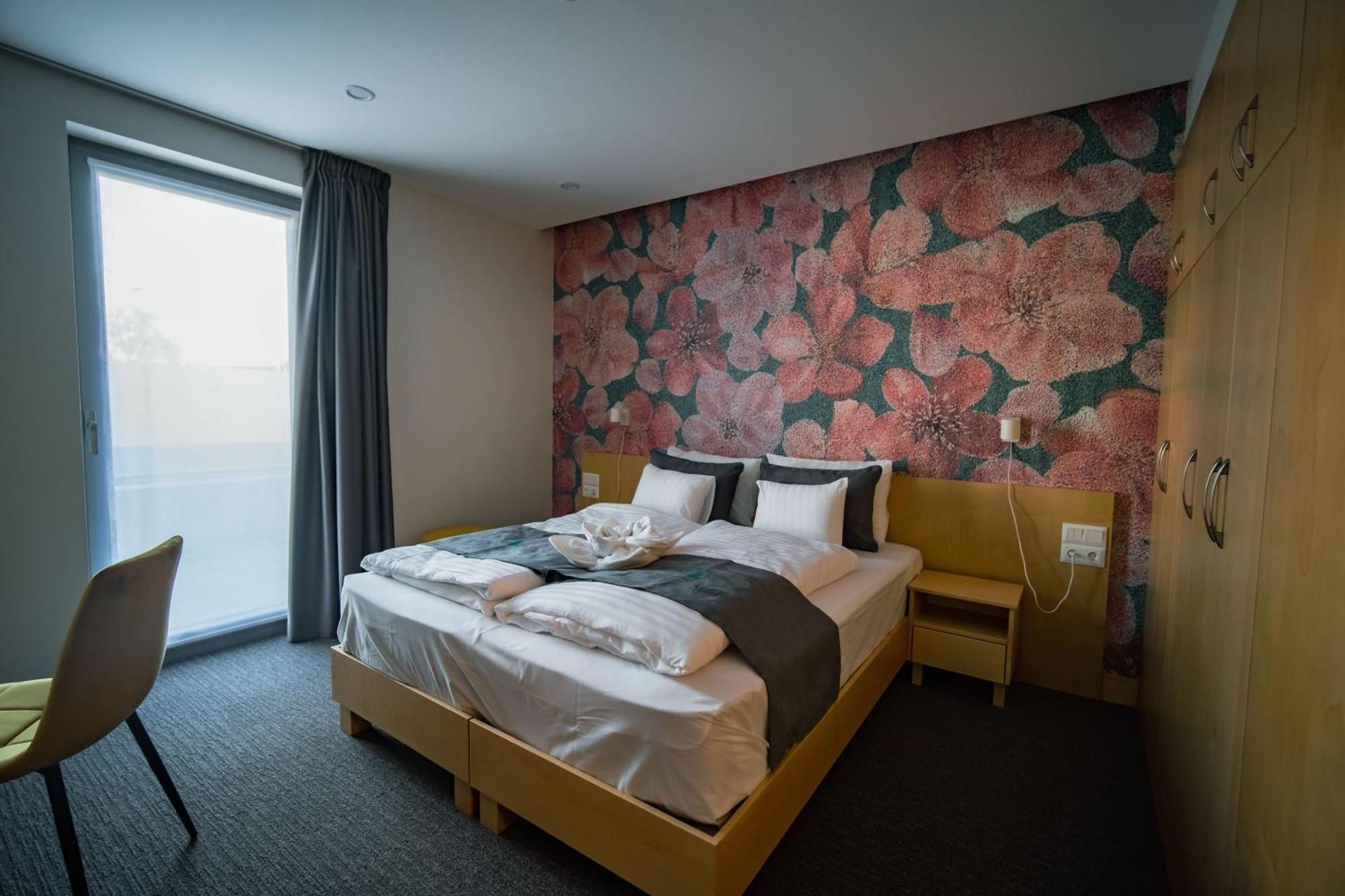 Eleven Business & Sport Hotel Jaszarokszallas Ngoại thất bức ảnh