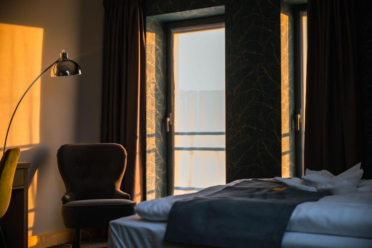 Eleven Business & Sport Hotel Jaszarokszallas Ngoại thất bức ảnh