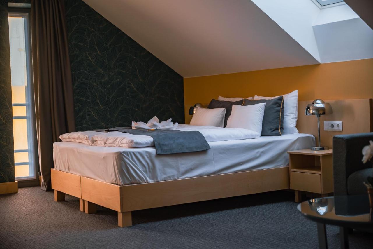 Eleven Business & Sport Hotel Jaszarokszallas Ngoại thất bức ảnh
