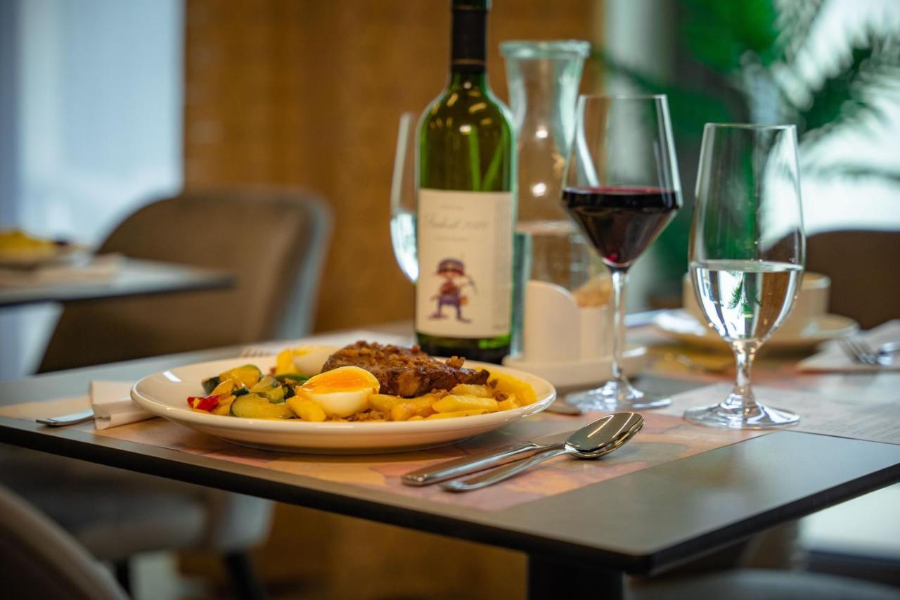 Eleven Business & Sport Hotel Jaszarokszallas Ngoại thất bức ảnh