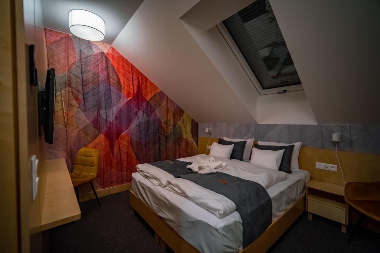 Eleven Business & Sport Hotel Jaszarokszallas Ngoại thất bức ảnh