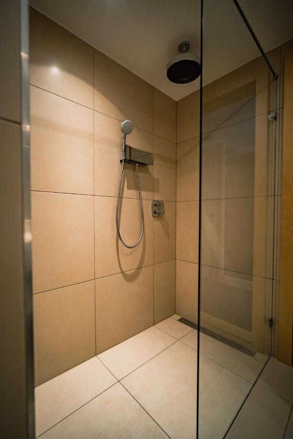 Eleven Business & Sport Hotel Jaszarokszallas Ngoại thất bức ảnh