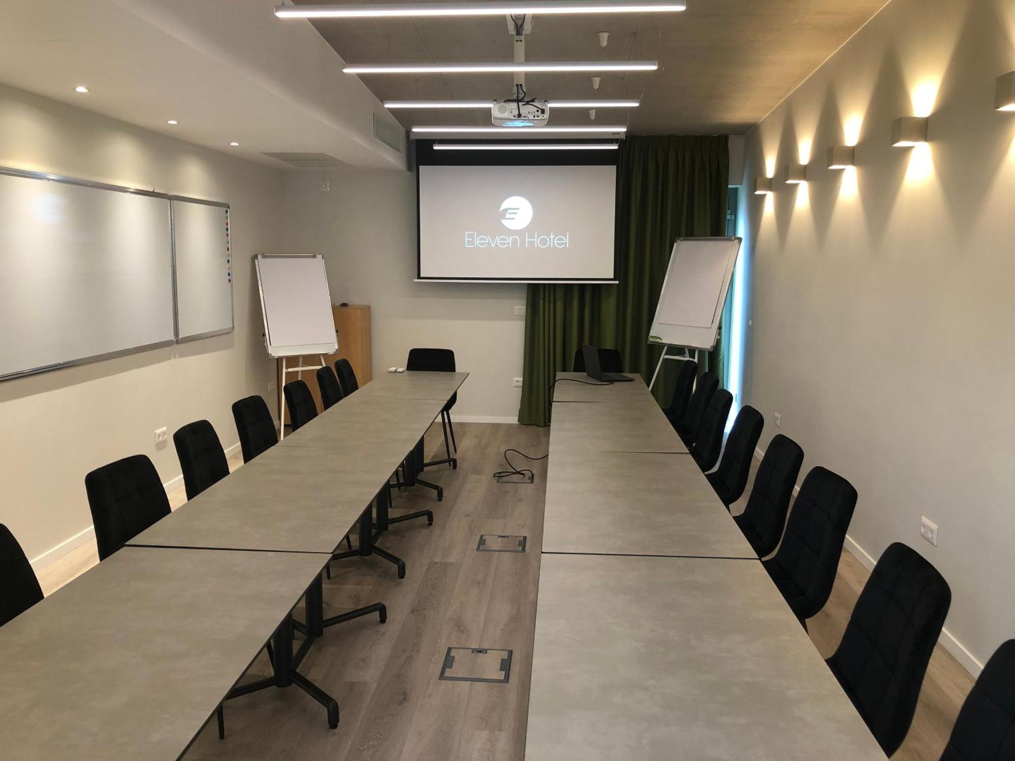 Eleven Business & Sport Hotel Jaszarokszallas Ngoại thất bức ảnh