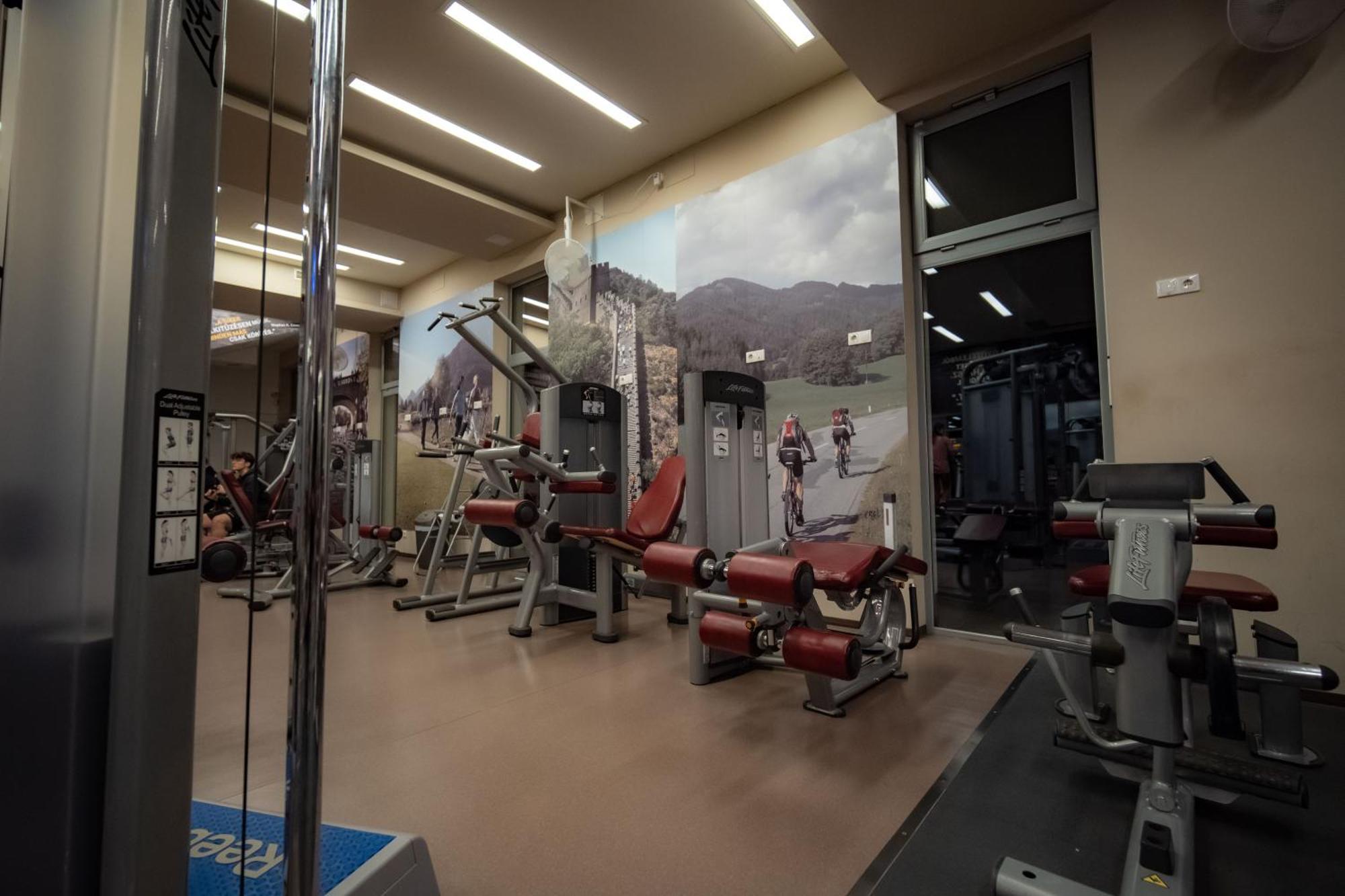 Eleven Business & Sport Hotel Jaszarokszallas Ngoại thất bức ảnh