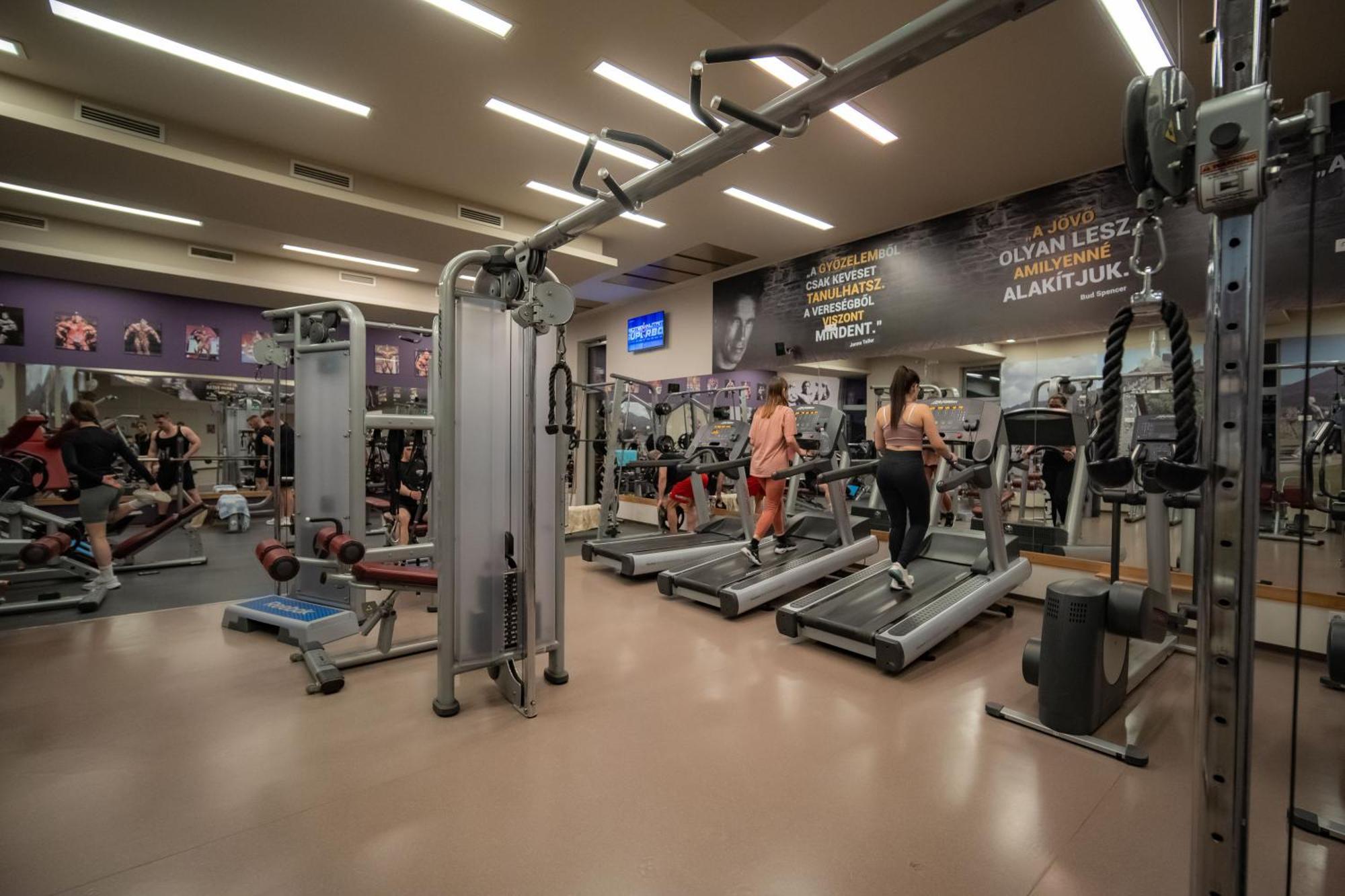 Eleven Business & Sport Hotel Jaszarokszallas Ngoại thất bức ảnh