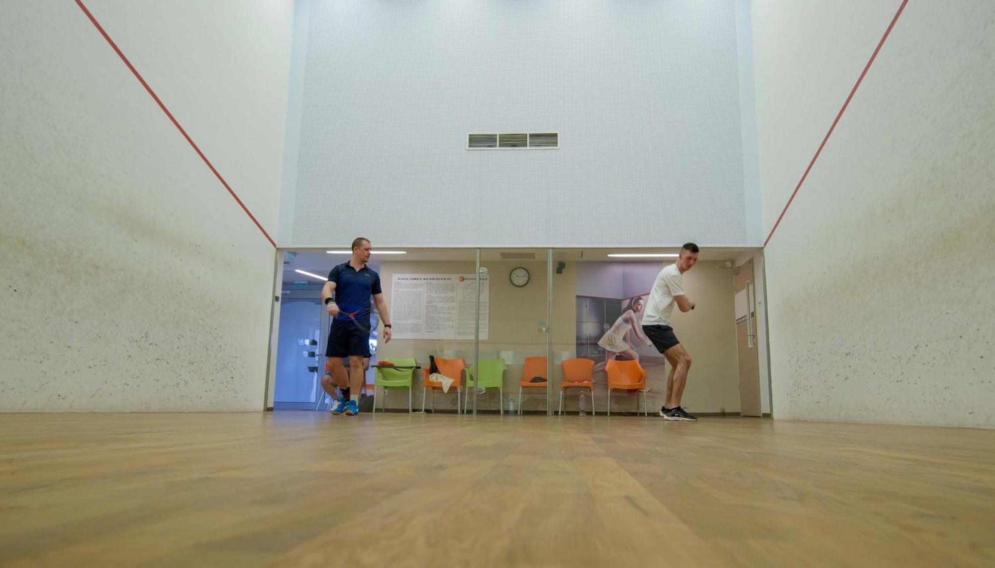 Eleven Business & Sport Hotel Jaszarokszallas Ngoại thất bức ảnh